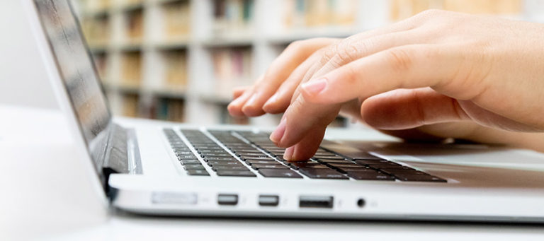 In der EUDAMED werden u.a. Akteur, Produkt, Bescheinigung und Vorkommnis gespeichert. Closeup von zwei Händen auf einer Laptop-Tastatur.