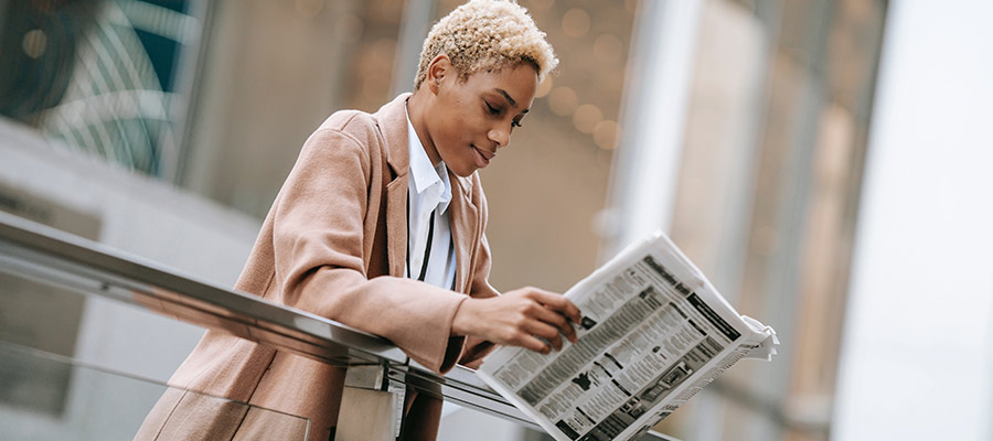 Aktuelle Neuigkeiten zu MDR und IVDR. Eine Frau liest in einer Zeitung.
